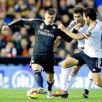 Kroos, perseguido por dos jugadores del Valencia