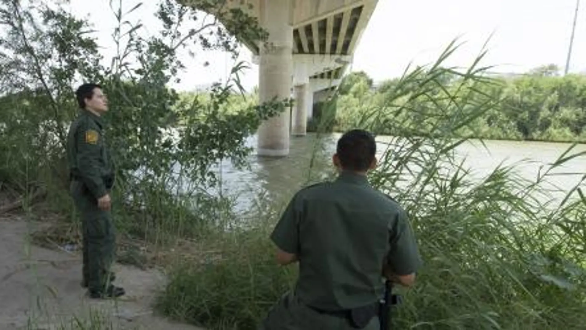 Imagen de archivo de dos agentes de la Guardia Fronteriza en el lado estadounidense del Río Grande