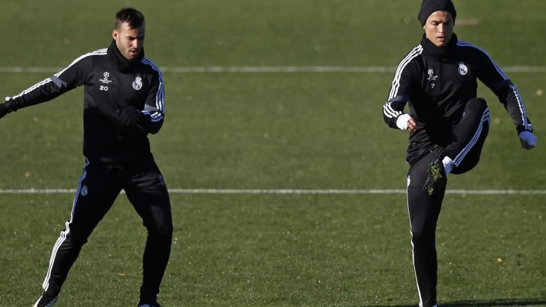 Cristiano Ronaldo (dcha) y Jesé Rodriguez ultiman la preparación para recibir al Ludogorets