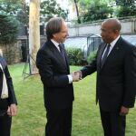 El embajador Pietro Sebastiani, (en el centro) recibe el saludo protocolario del Encargado de Negocios de Haití, don Hubert Labbé, en presencia de su esposa María Cristina Sebastiani (a la izquierda)