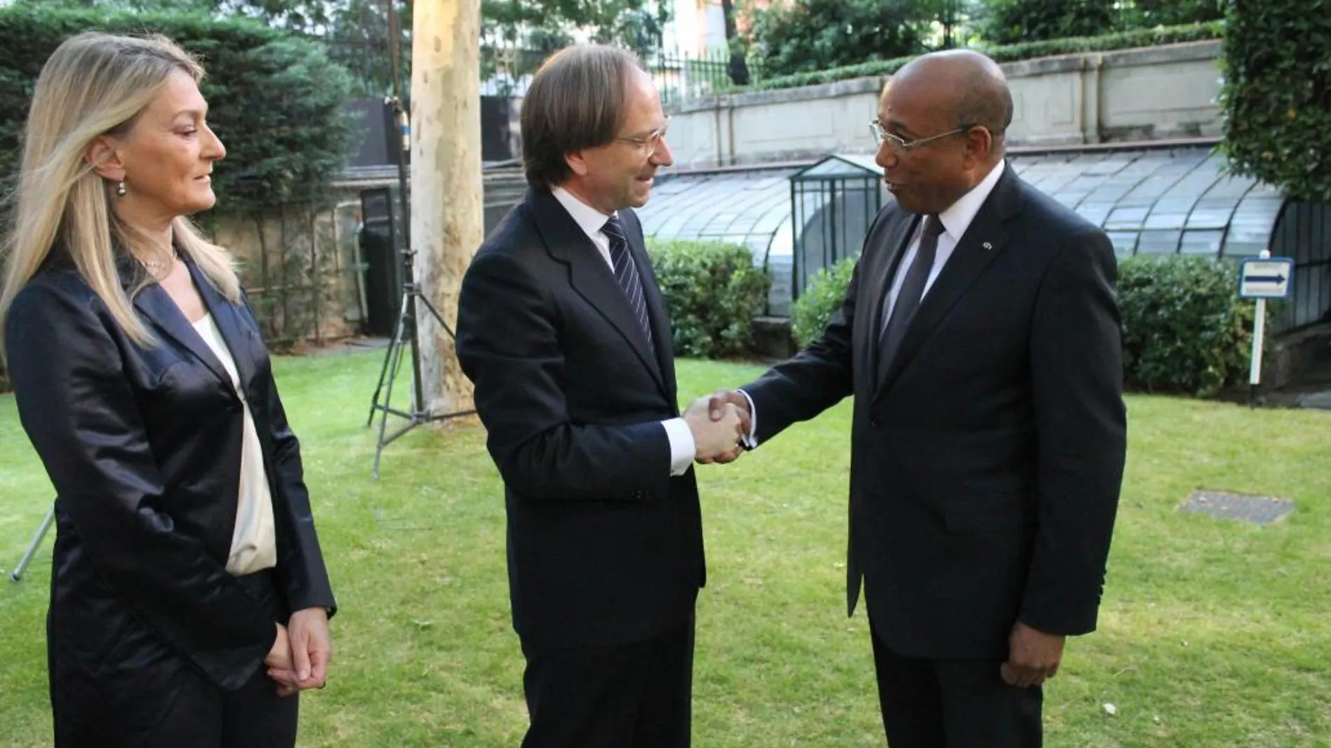 El embajador Pietro Sebastiani, (en el centro) recibe el saludo protocolario del Encargado de Negocios de Haití, don Hubert Labbé, en presencia de su esposa María Cristina Sebastiani (a la izquierda)