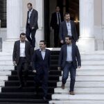 Alexis Tsipras (c), en el palacio presidencial en Atenas.