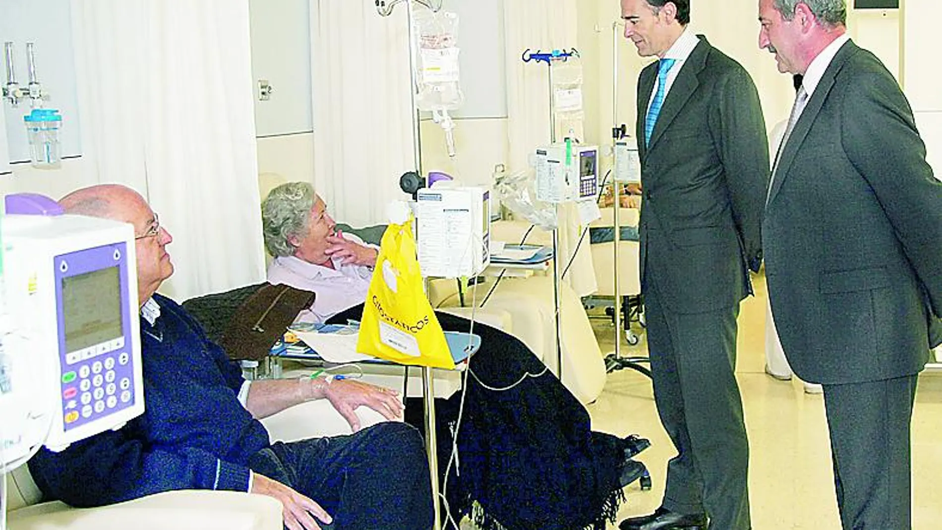 El conseller de Sanidad visitó ayer las nuevas instalaciones del Hospital de Día del Doctor Peset