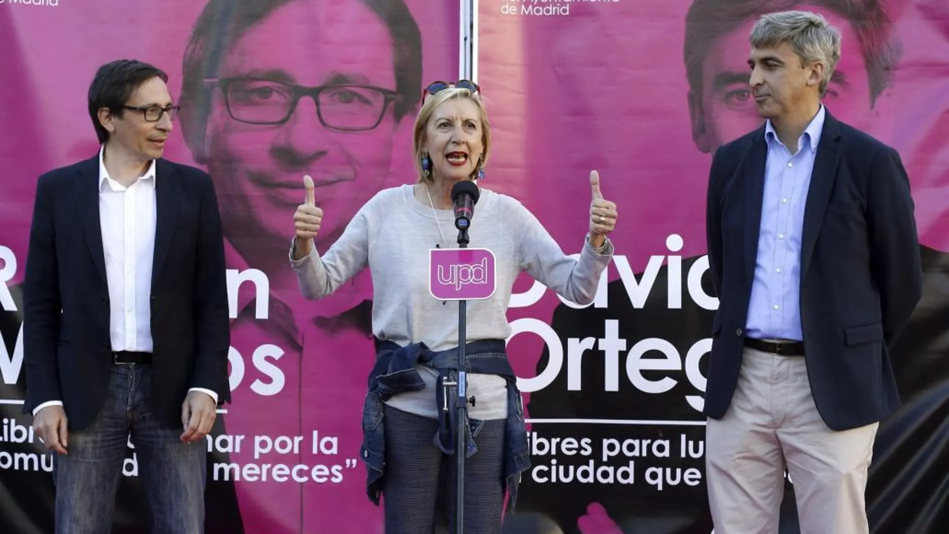 La líder de UPyD, Rosa Díez junto a los candidatos a la Comunidad de Madrid, Ramón Marcos, y al Ayuntamiento, David Ortega, durante el acto de cierre de campaña