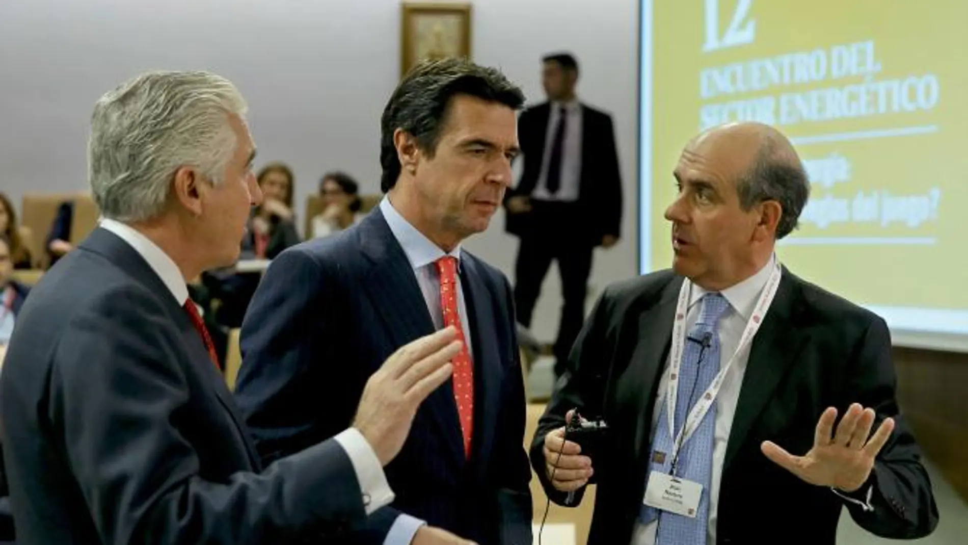 El ministro de Industria, Energía y Turismo, José Manuel Soria (c) junto al profesor José Luis López Cardenete (i) y a Juan Navarro, de Deloitte, durante la clausura del Encuentro del Sector Energético