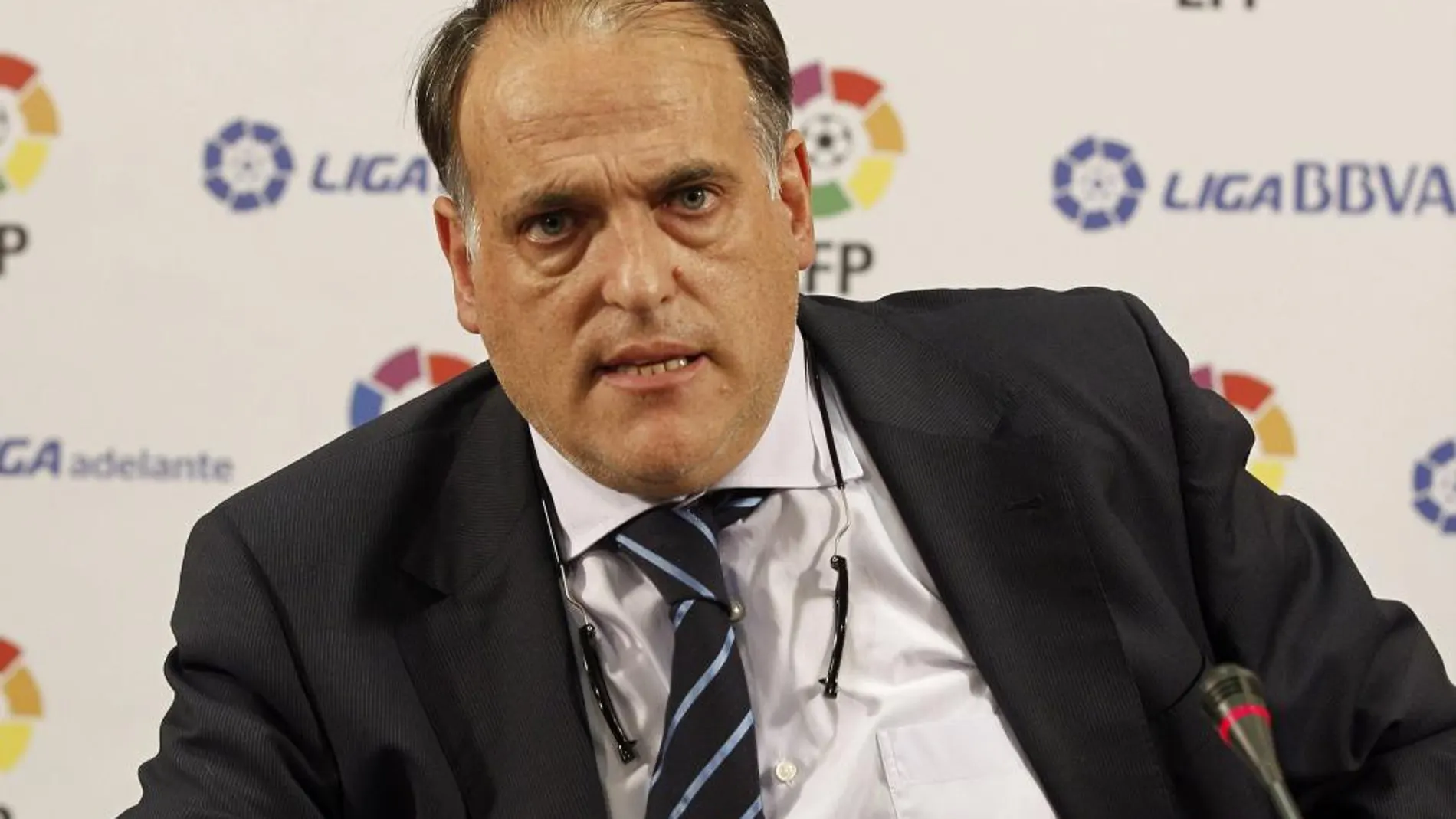 El presidente de la Liga de Fútbol Profesional (LFP), Javier Tebas, durante la rueda de prensa que ofreció ayer en la que confirmaba que se mantiene al Mirandés como equipo de la Liga Adelante