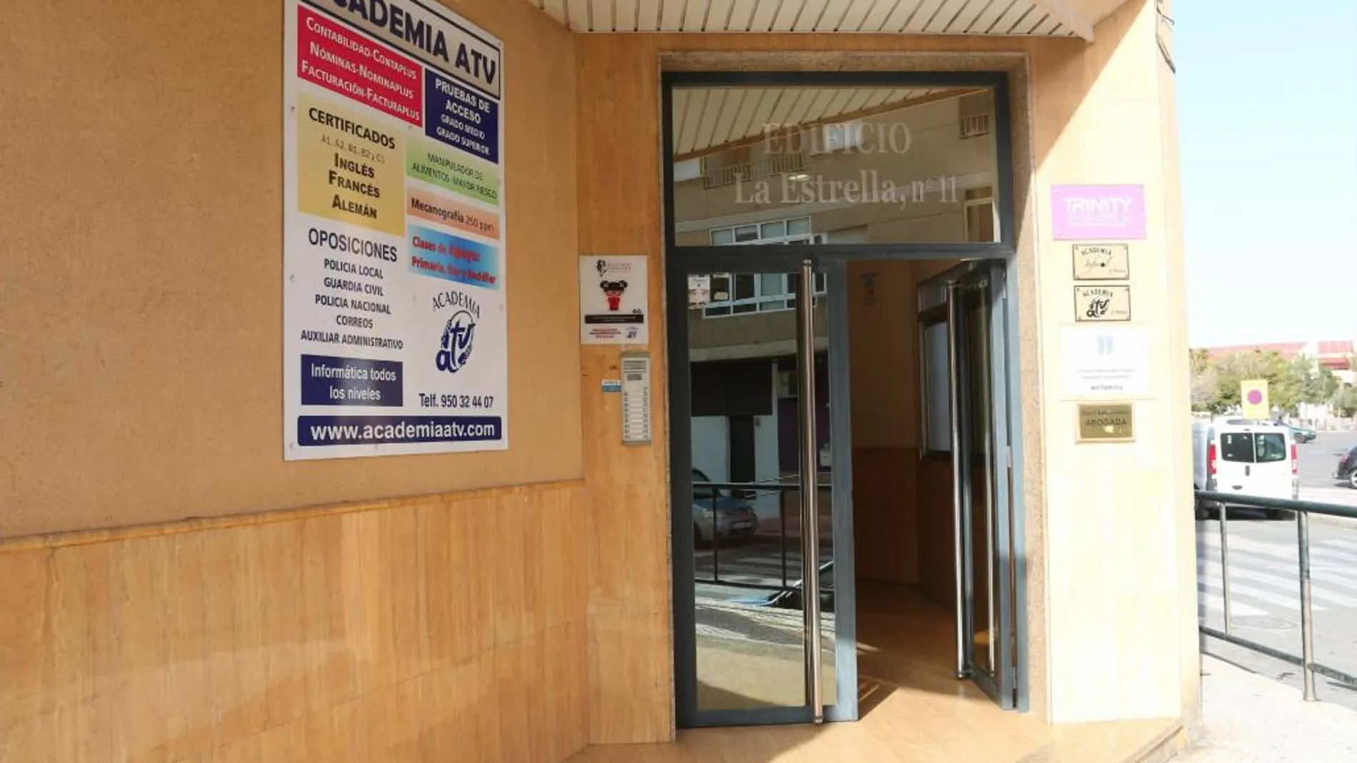 Puerta de la Academia ATV en Roquetas de Mar cuyo propietario es el concejal imputado del PSOE de la localidad Juan Fernando Ortega Paniagua, que esta siendo investigada en el marco de la operación "Edu Costa"