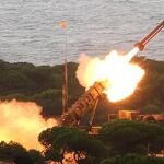 Una unidad de la batería antiaérea "Patriot"del Ejército español lanza un misil durante unas maniobras en Mazagón (Huelva).