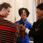  Evo Morales regala un poncho a Jude Law