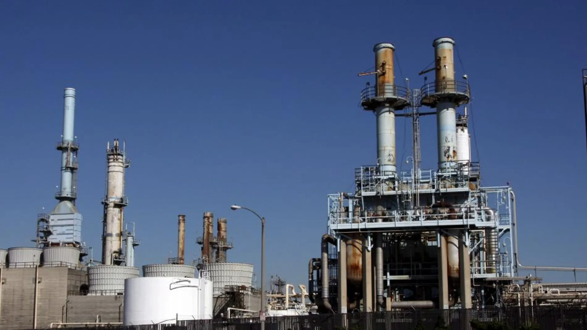 La producción conjunta de la OPEP caerá un 1,7% en 2015