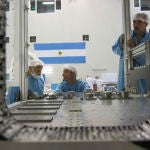 Expertos argentinos trabajan en el ensamblaje del ARSAT-1
