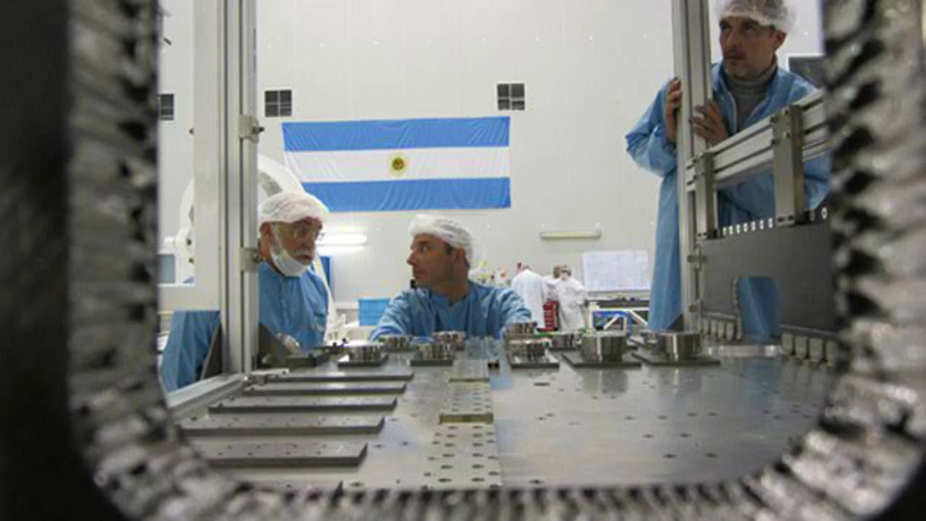 Expertos argentinos trabajan en el ensamblaje del ARSAT-1