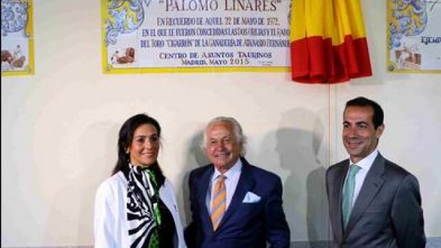 El torero junto a Salvador Victoria, tras descubrir su azulejo en la plaza de Las Ventas