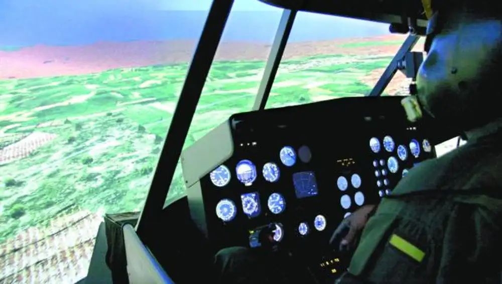 Los jóvenes pilotos de la base de Colmenar Viejo entrenan en simuladores que reproducen los helicópteros Chinook y Cougar