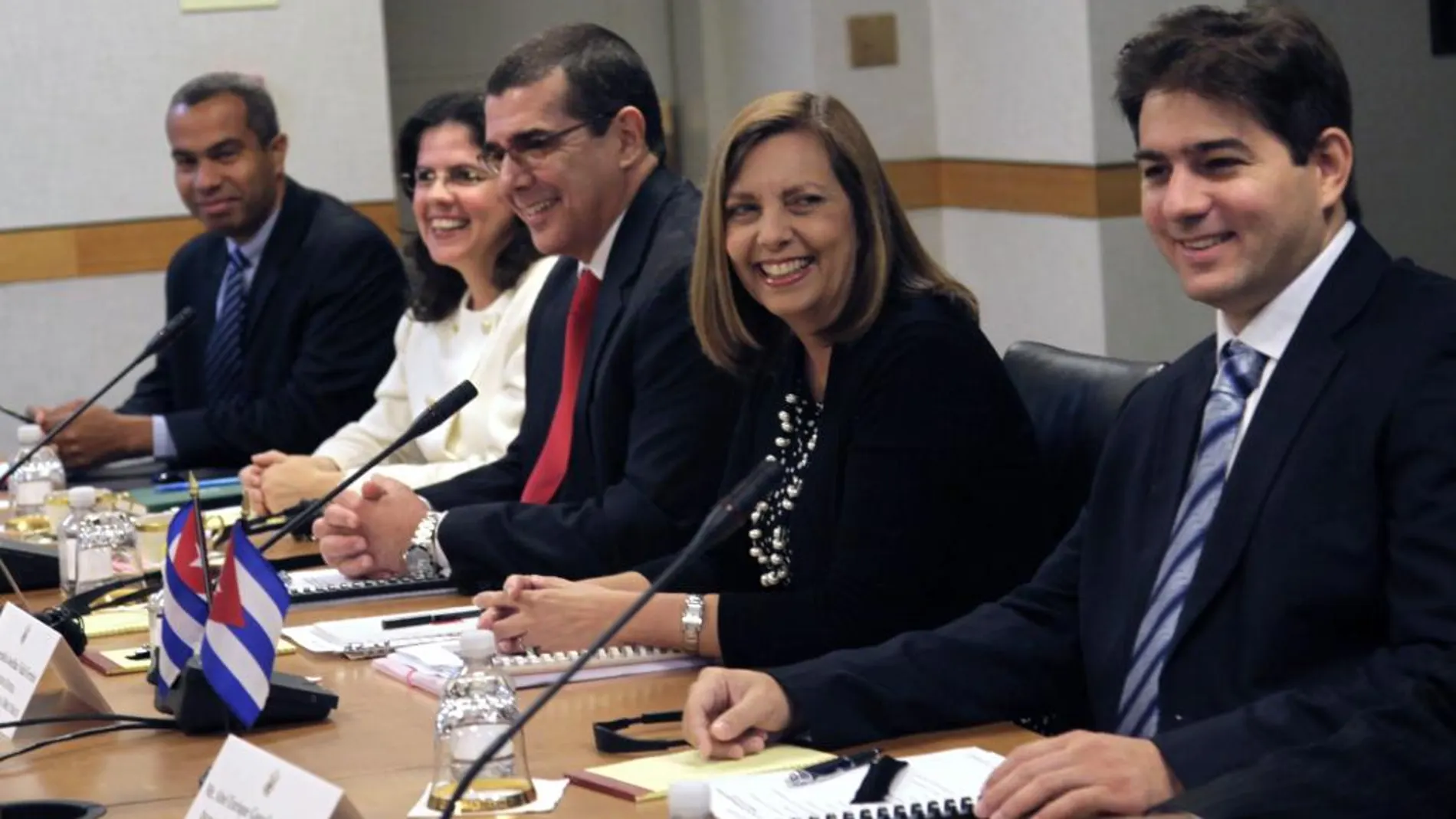 Representantes del Gobierno de Cuba, de derecha a izquierda, Abel González, la directora general para Estados Unidos del Ministerio de Relaciones Exteriores de Cuba, Josefina Vidal, José Ramón Cabañas, Lianys Torres y Alejandro García