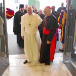 El Papa Francisco llega al Sínodo de la Familia que se celebra en la Ciudad del Vaticano