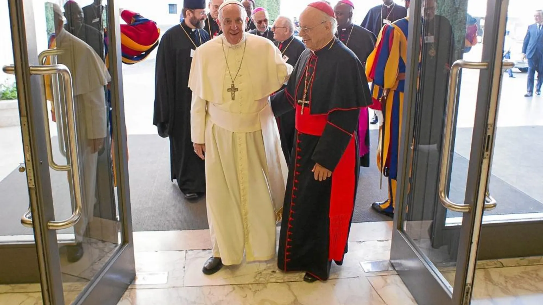El Papa Francisco llega al Sínodo de la Familia que se celebra en la Ciudad del Vaticano