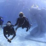 Una de las enormes esculturas submarinas que ayuda a proteger los arrecifes de corales naturales de Bahamas