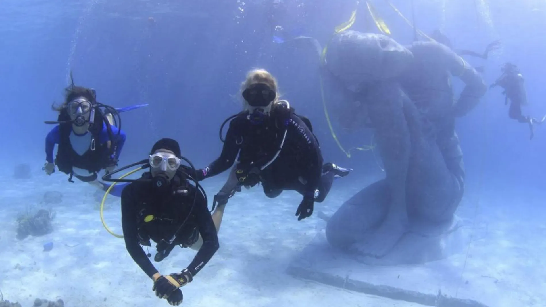 Una de las enormes esculturas submarinas que ayuda a proteger los arrecifes de corales naturales de Bahamas