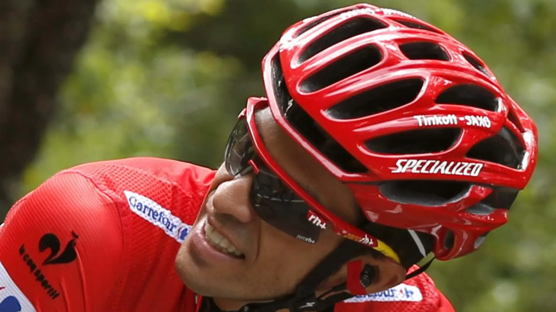 Alberto Contador, en el pelotón, durante la decimo novena etapa de la Vuelta Ciclista