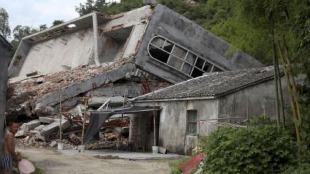Un hombre junto a los restos de una iglesia derribada por el Gobierno chino.