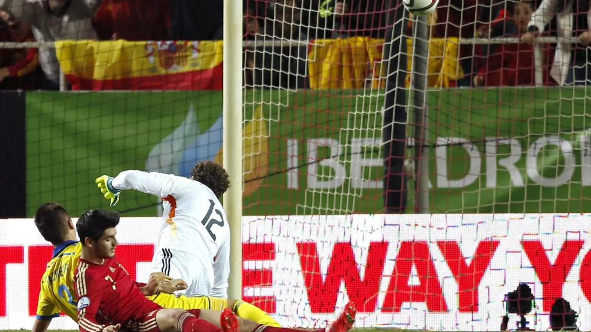 El delantero de la seleccion española de fútbol, Álvaro Morata (c), marca el primer gol del equipo entre Pyatov (d) y Khacheridi (i), de la selección de Ucrania