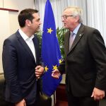El primer ministro griego, Alexis Tsipras (izda), y el presidente de la Comisión Europea, Jean-Claude Juncker, se reúnen en el marco de la Cumbre de los líderes de la Unión Europea (UE) y la Comunidad de Estados Latinoamericanos y Caribeños (Celac) celebrada en Bruselas (Bélgica) hoy, jueves 11 de junio de 2015.