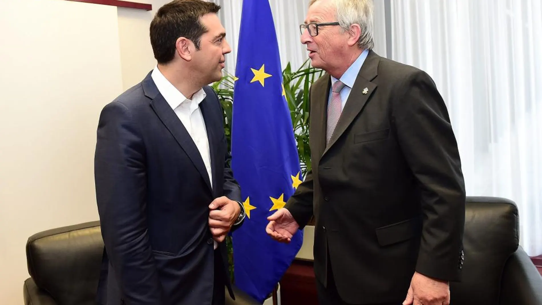 El primer ministro griego, Alexis Tsipras (izda), y el presidente de la Comisión Europea, Jean-Claude Juncker, se reúnen en el marco de la Cumbre de los líderes de la Unión Europea (UE) y la Comunidad de Estados Latinoamericanos y Caribeños (Celac) celebrada en Bruselas (Bélgica) hoy, jueves 11 de junio de 2015.