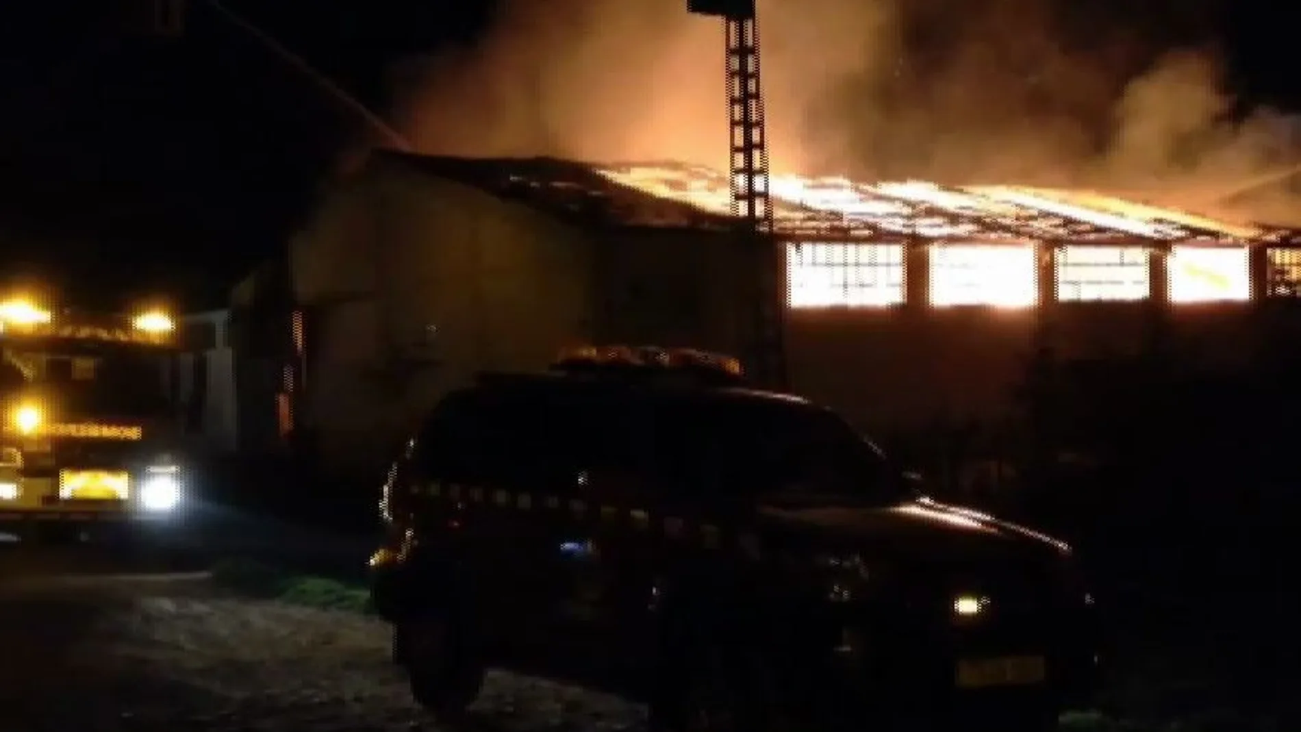 Espectacular incendio sin víctimas en una nave industrial