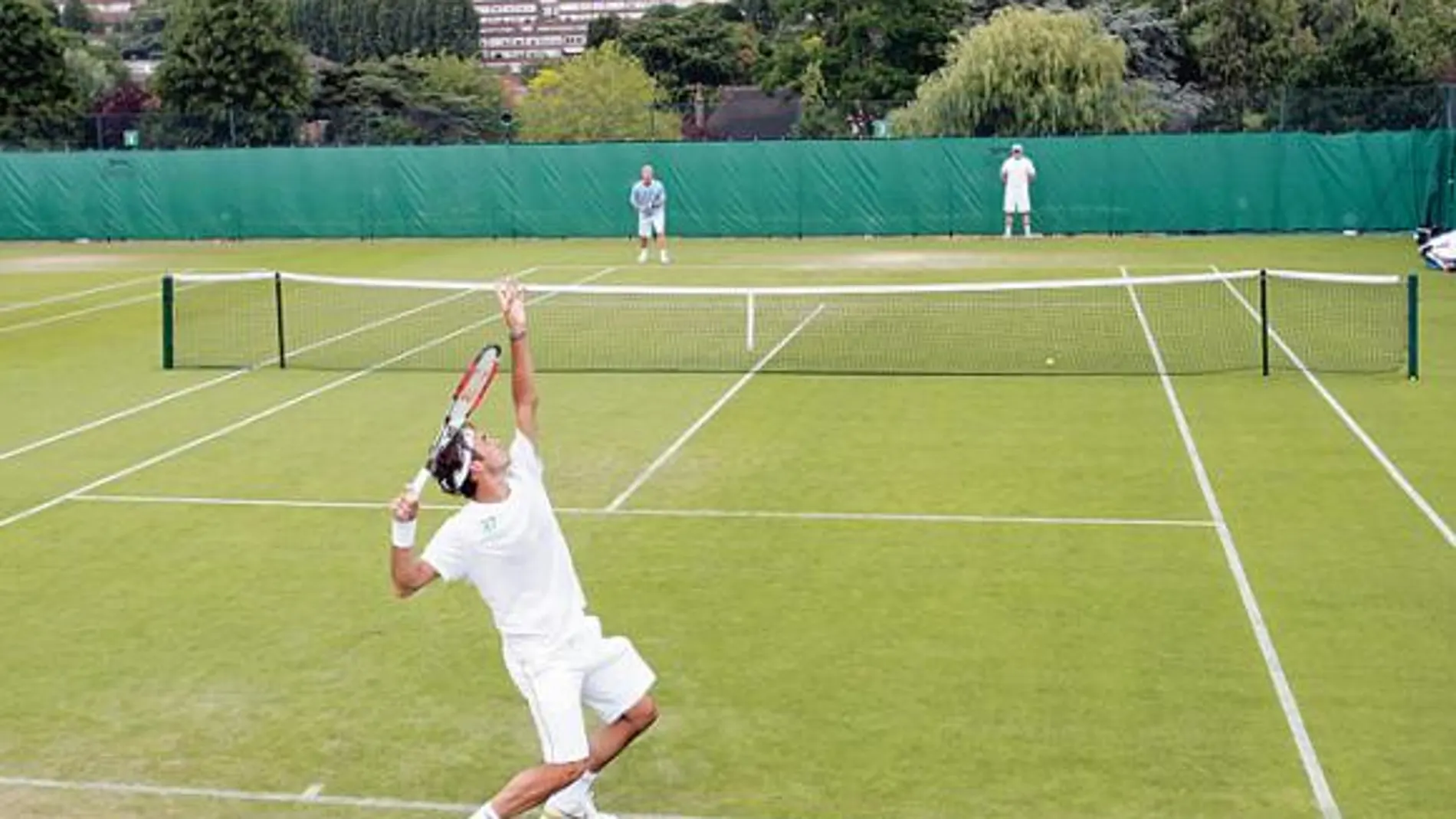 FEDERER, en una de las pistas de entrenamiento del complejo de Wimbledon