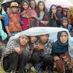 Un grupo de nepaleses espera la ayuda humanitaria que llega en helicóptero en el pueblo de Gumda, cerca del epicentro del terremoto de 7,9 en la escala de Richter