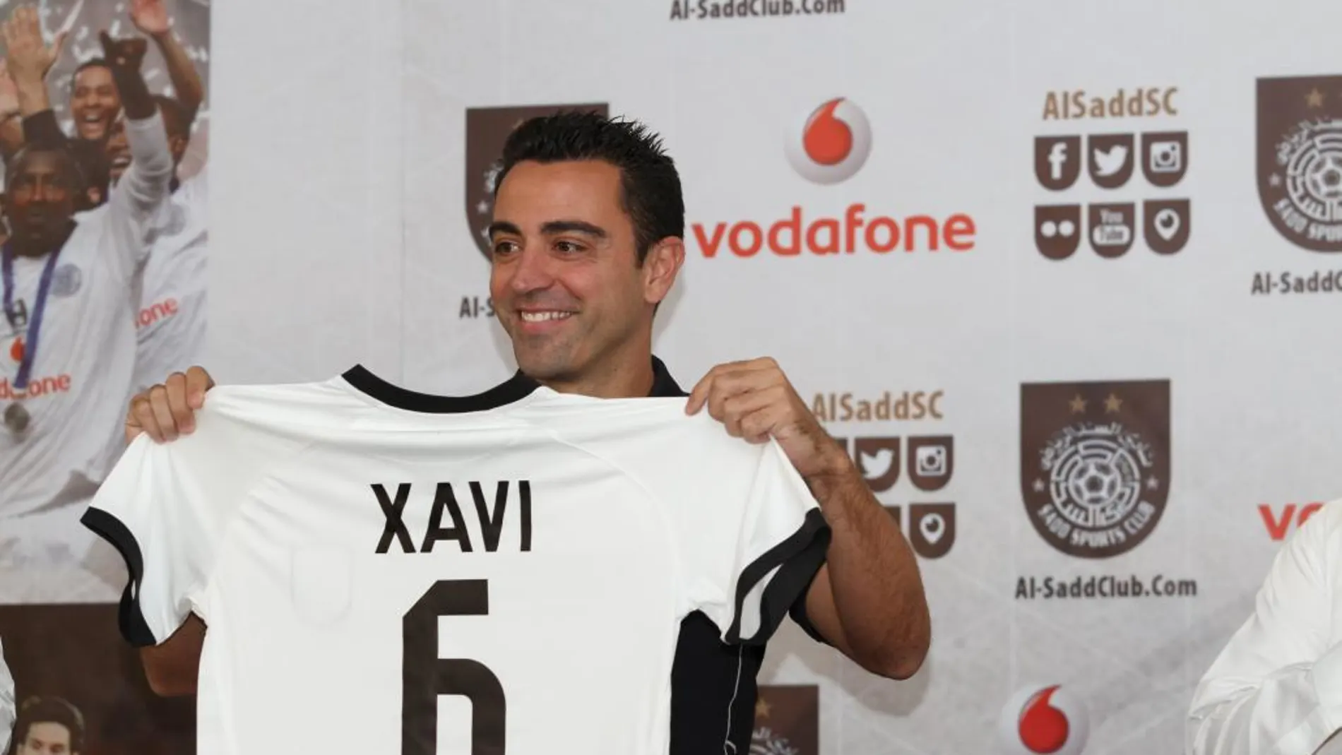 Xavi posa con la camiseta de su nuevo equipo
