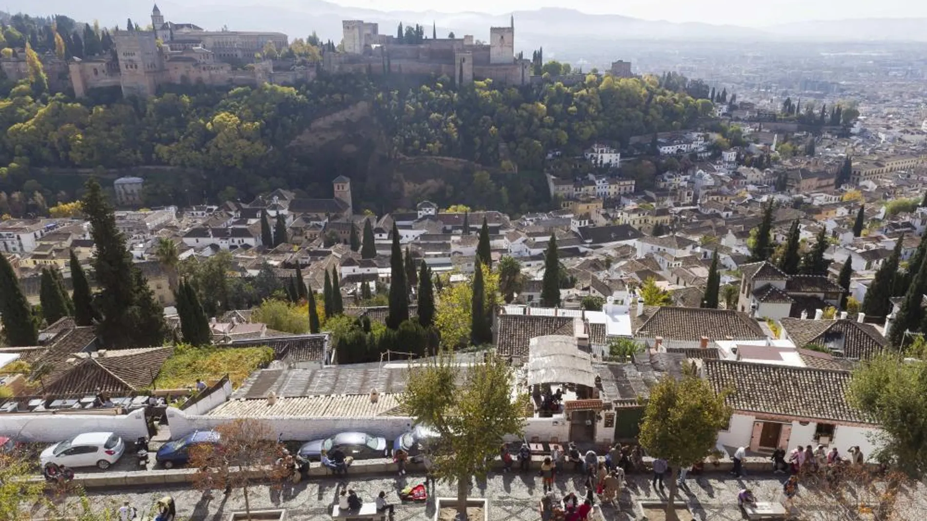 En la imagen el mirador de San Nicolas en el albaicin con vistas a la Alhambra