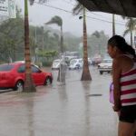 Habitantes de Puerto Vallarta, en el estado de Jalisco, se resguardan de la luvia provocada por el huracán Marie