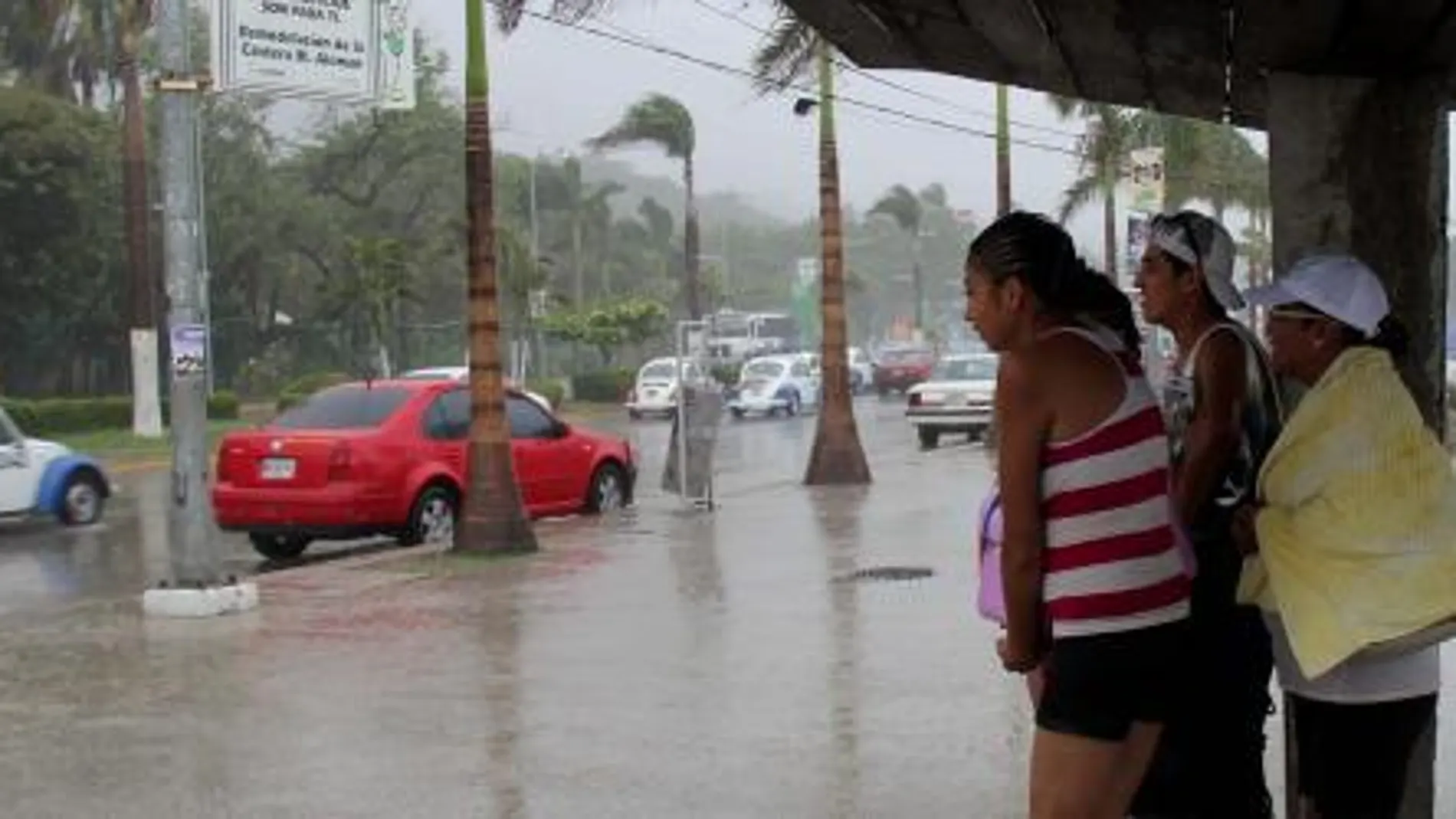 Habitantes de Puerto Vallarta, en el estado de Jalisco, se resguardan de la luvia provocada por el huracán Marie