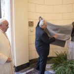 El Papa durante la inauguración de un busto de bronce del Papa emérito colocado en los Jardines Vaticanos