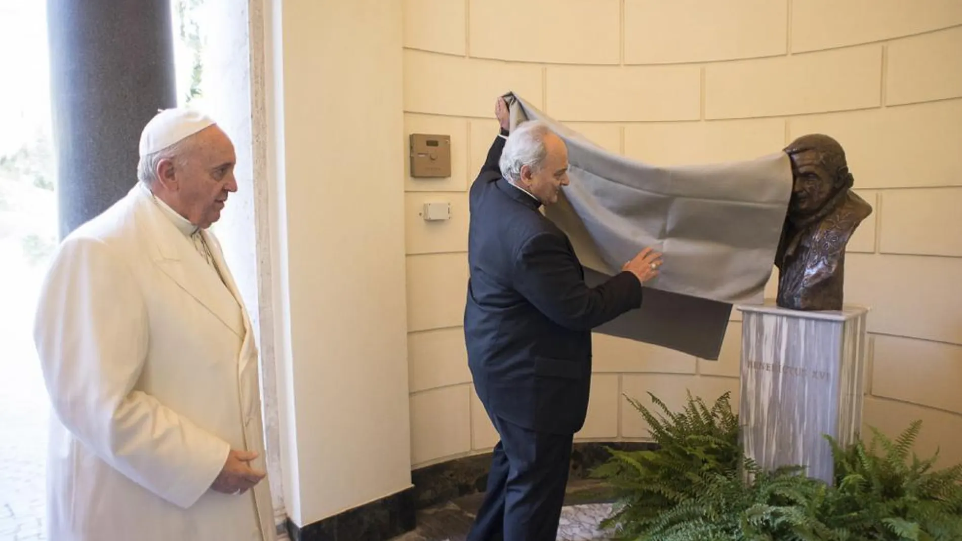 El Papa durante la inauguración de un busto de bronce del Papa emérito colocado en los Jardines Vaticanos