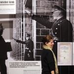 Una mujer visita la exposición "Berlín 1933, el camino a la dictadura"en Berlín, Alemania, hoy, martes 29 de enero de 2013. Esta muestra, ubicada en el centro de documentación "Topografía del Terror", narra a través de imágenes y documentos el final de la República de Weimar.EFE/Kay Nietfeld