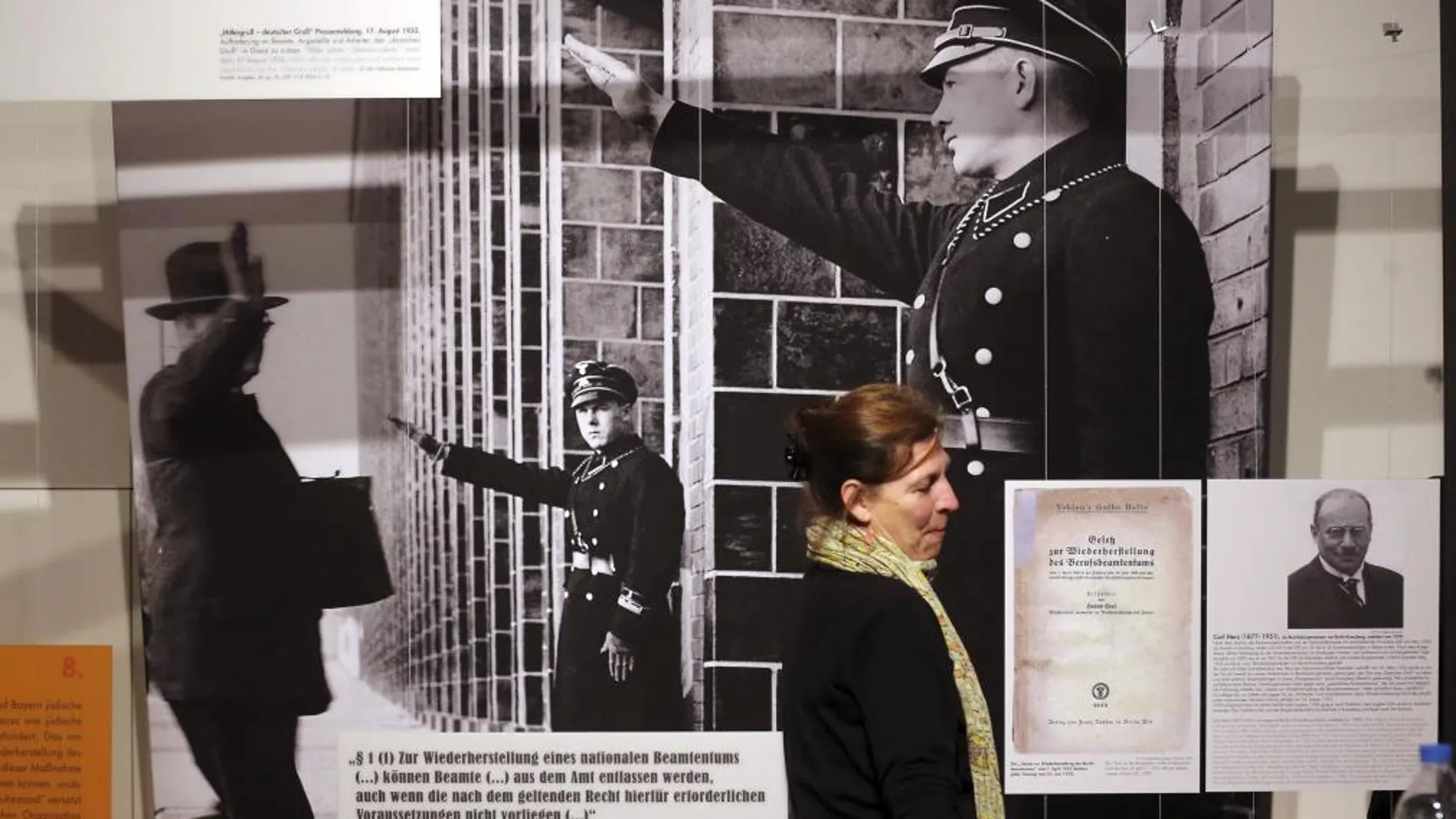 Una mujer visita la exposición "Berlín 1933, el camino a la dictadura"en Berlín, Alemania, hoy, martes 29 de enero de 2013. Esta muestra, ubicada en el centro de documentación "Topografía del Terror", narra a través de imágenes y documentos el final de la República de Weimar.EFE/Kay Nietfeld