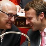 El ministro francés de Finanzas, Michel Sapin conversa con el ministro de Economía Emmanuel Macron