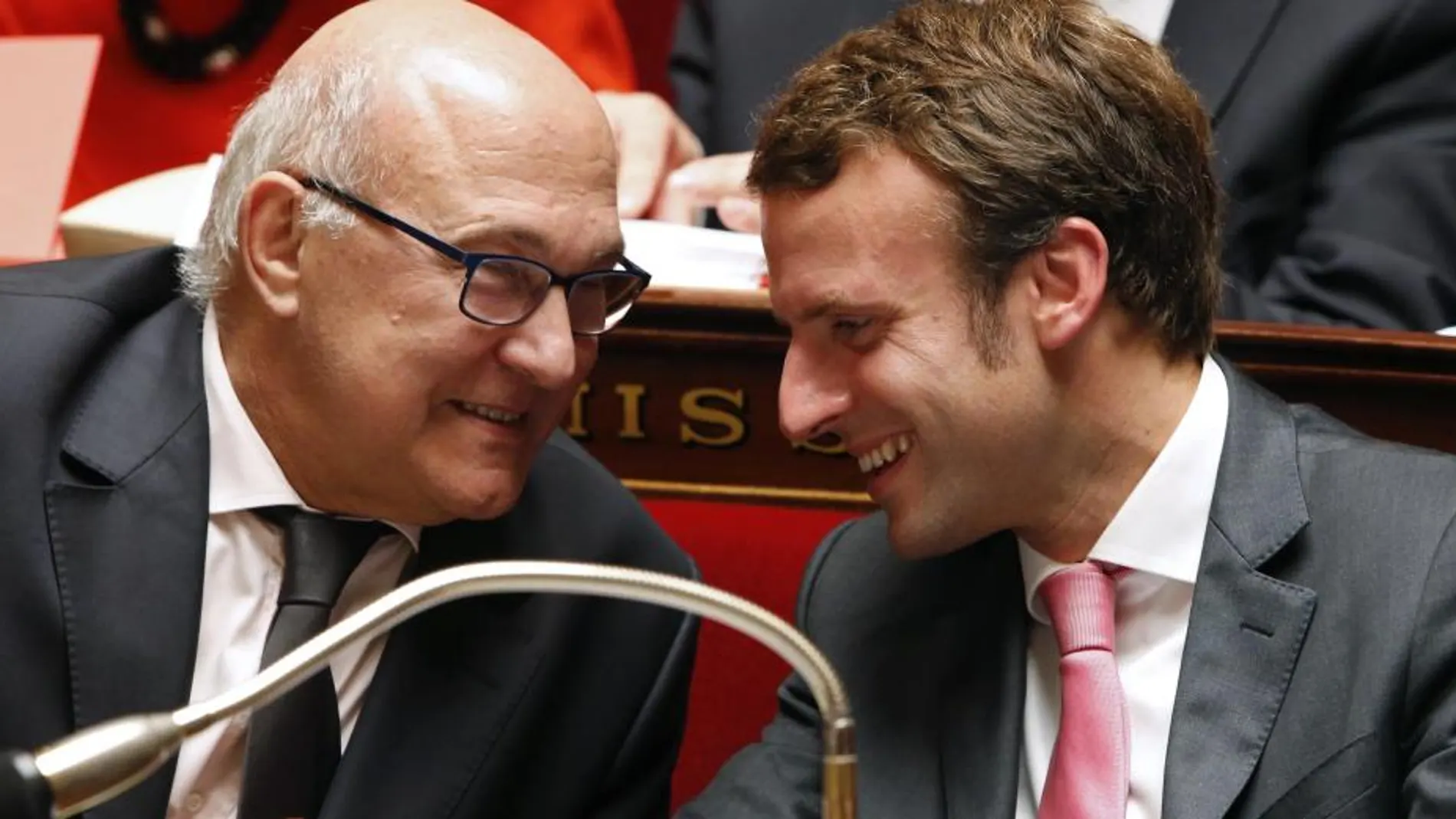 El ministro francés de Finanzas, Michel Sapin conversa con el ministro de Economía Emmanuel Macron