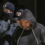 Agentes de los Mossos d'Esquadra custodian a una de las 11 personas que han sido detenidas en el marco de una operación contra el terrorismo yihadista.