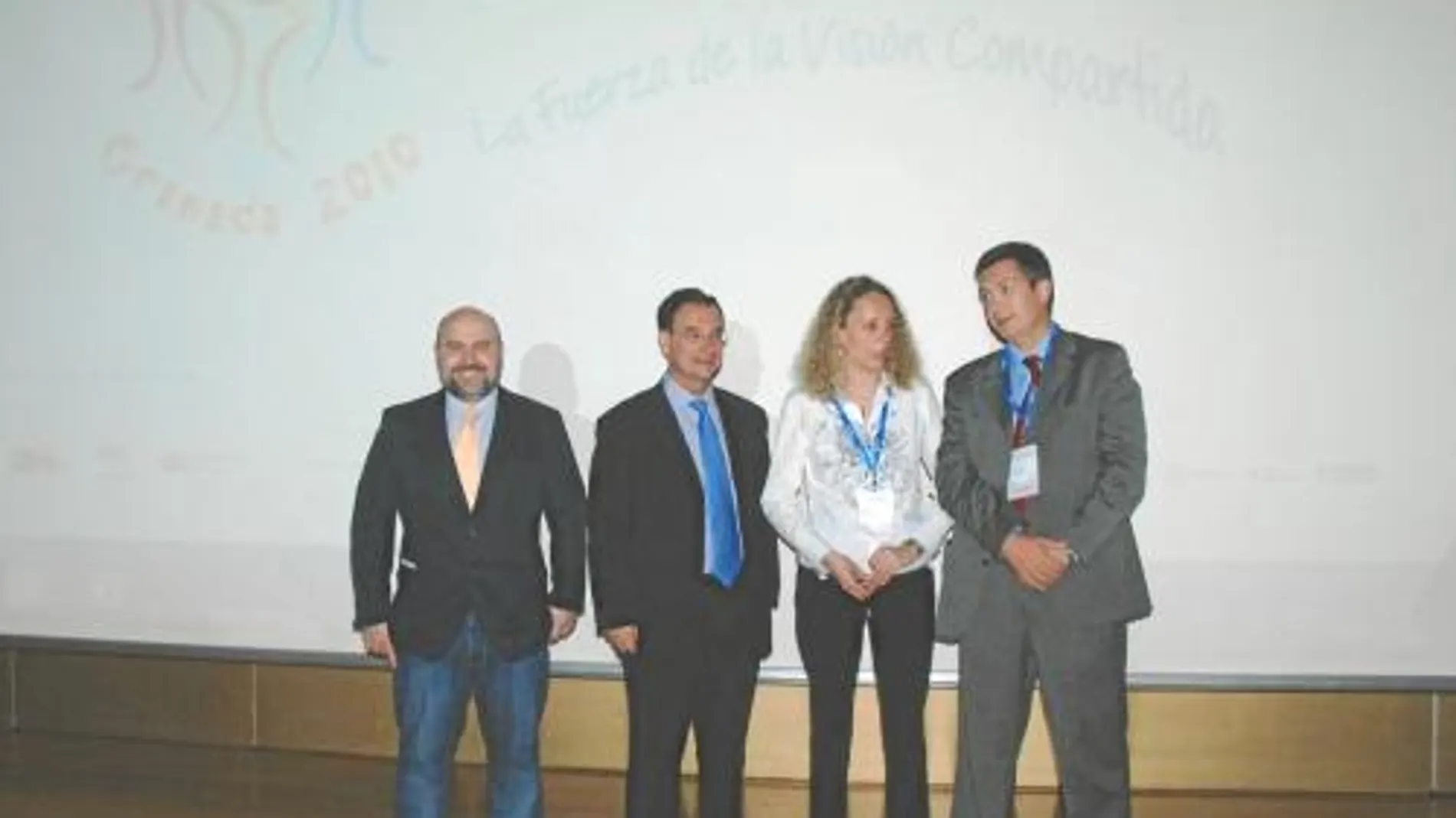 Bascuñana junto a sus compañeros en la mesa de debate y el gerente de Fundown Región de Murcia