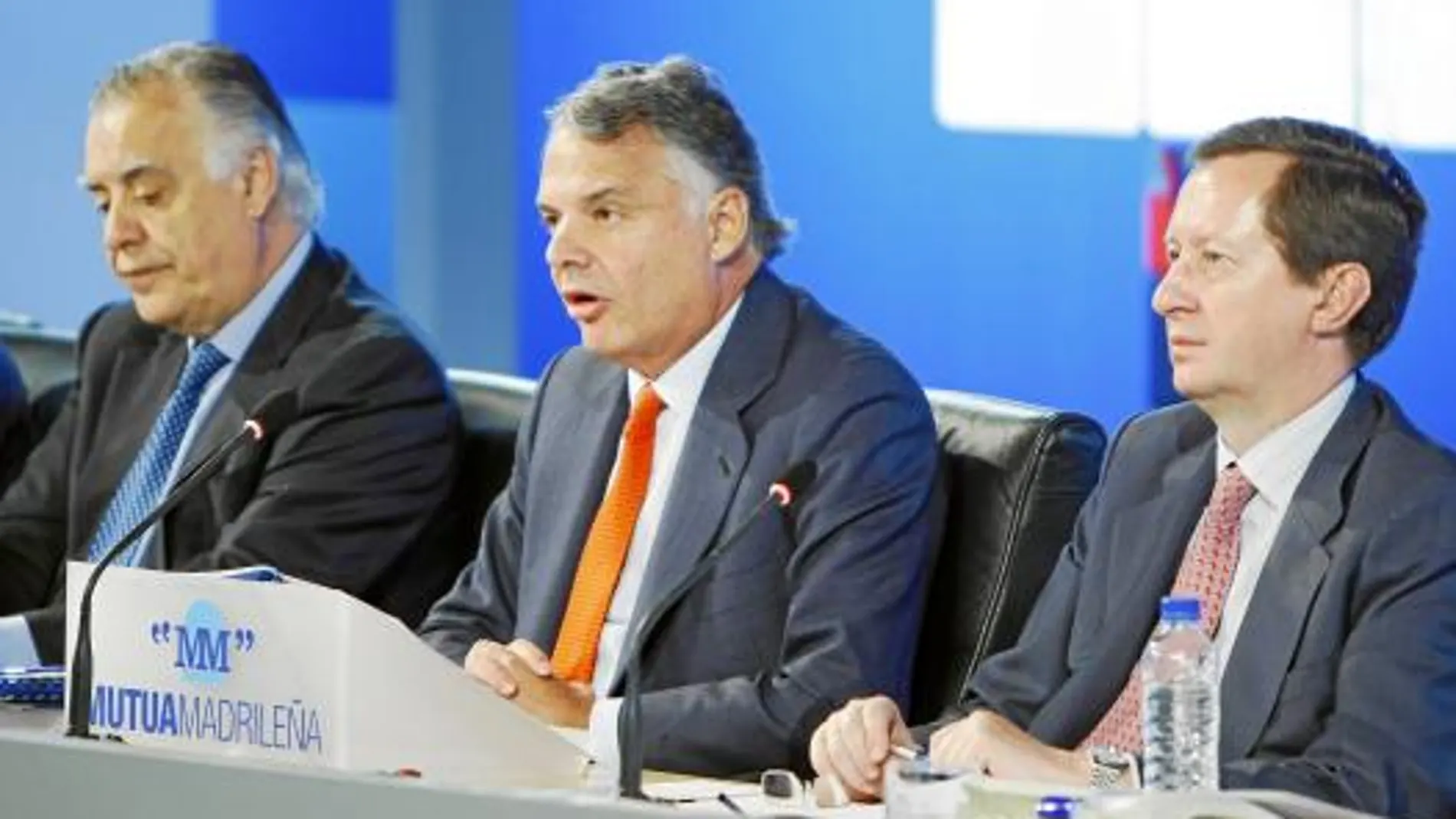 Ignacio Garralda, presidente de Mutua Madrileña (en el centro), durante la junta de accionistas celebrada ayer en Madrid