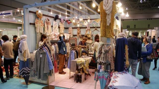 Marcado estilo "vintage", tendencias iconoclastas, "look"marinero e industrial o tejidos étnicos y ecológicos son algunas de las apuestas para esta primavera presentadas hoy en la Feria Internacional de la Moda de Tokio. EFE/Javier Picazo Feliú