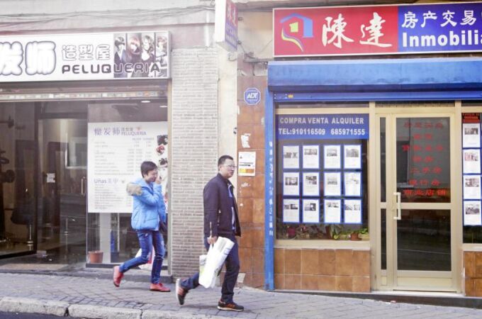 Una inmobiliaria y una peluquería, negocios chinos en la calle Antonio López, Usera