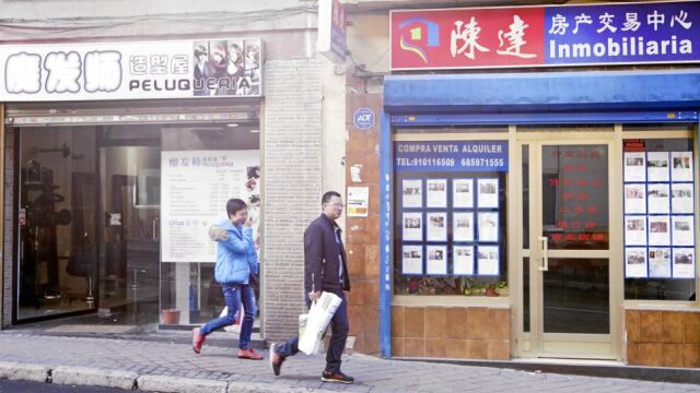 Una inmobiliaria y una peluquería, negocios chinos en la calle Antonio López, Usera