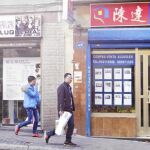 Una inmobiliaria y una peluquería, negocios chinos en la calle Antonio López, Usera