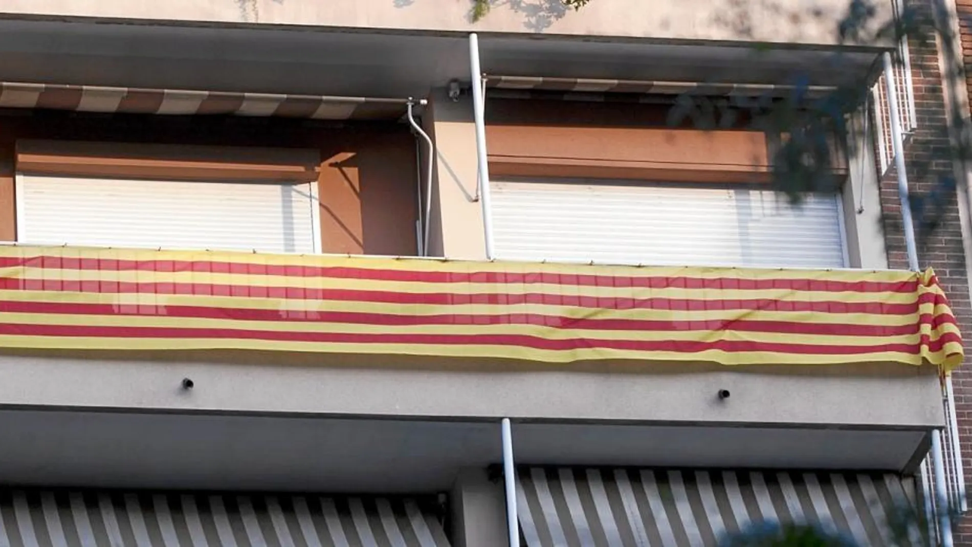 El domicilio en el barrio de San Gervasio del ex presidente de la Generalitat, Jordi Pujol, permaneció durante todo el día de ayer con las persianas bajadas. Al que fuera «molt Honorable» durante 32 años no se le vio en los actos de la Diada, como tampoco a ningún otro miembro del «clan Pujol»