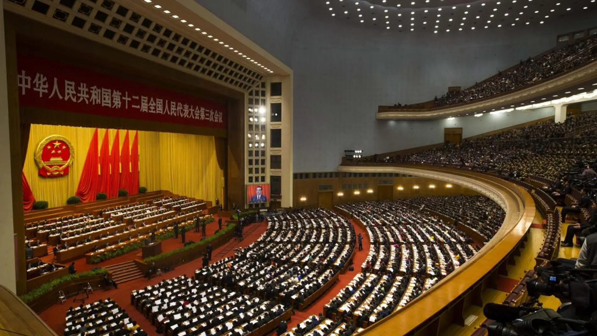 Delegados asisten a la apertura de la tercera sesión de la XII Asamblea Nacional Popular en Pekín
